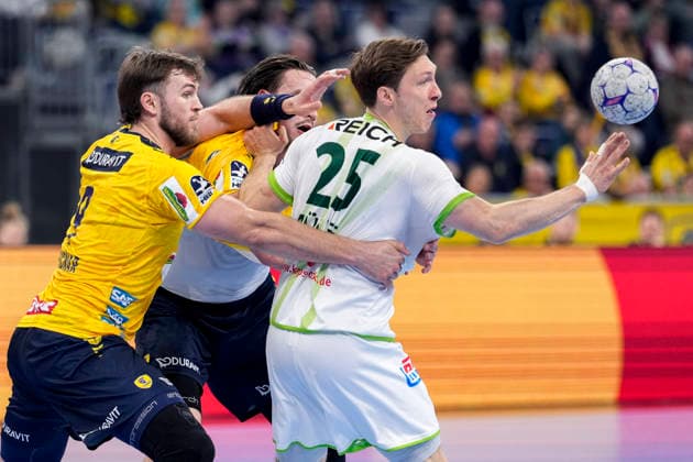 from left Steven Plucnar Jacobsen RNL, 9 , Robert Timmermeister RNL, 7 , Justin Müller HSG, 25 , duel, duel scene, duel, tackle, tackling, dynamics, action, action, 28 03 2026, Mannheim Germany , Handball, Bundesliga, Rhein Neckar Löwen HSG Wetzlar xozx