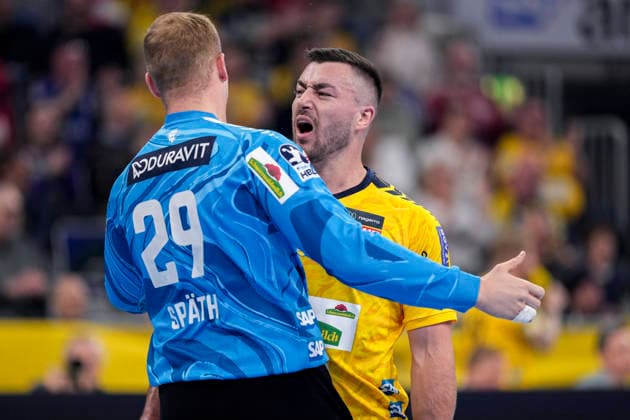 from left David Späth goalkeeper, RNL, 29 , scorer Jannik Kohlbacher RNL, 80 , player of Rhein Neckar Löwen, celebrate a goal, cheer, goal celebration, celebrate the goal, goal, celebration, cheers about the goal, joy, joy, rejoices, optimistic, positive, game scene, highlight, action, action, 28 03 2026, Mannheim Germany , Handball, Bundesliga, Rhein Neckar Löwen HSG Wetzlar xozx
