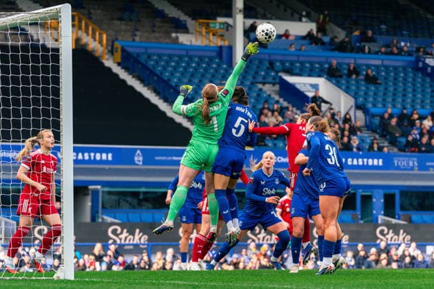Football - FA Women™s Super League - Everton FC Women v Liverpool FC Women LIVERPOOL, ENGLAND - Sunday, March 27, 2026: Everton s goalkeeper Courtney Brosnan punches the ball away after a Liverpool corner during the FA Women™s Super League match between Everton FC Women and Liverpool FC Women, the Women s Merseyside Derby at Goodison Park. (Photo by James Giblin Propaganda) LIVERPOOL Goodison Park MERSEYSIDE ENGLAND  Copyright: xPropagandax P2026-03-28-Everton_W_Liverpool_W97