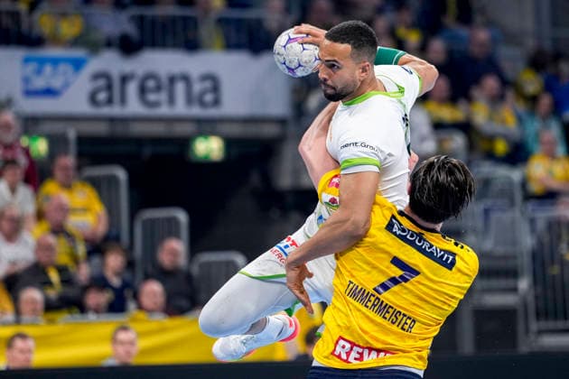 v li Philipp Ahouansou HSG, 19 , Robert Timmermeister RNL, 7 , duel, duel, tackle, tackling, dynamics, action, action, 28 03 2026, Mannheim Germany , Handball, Bundesliga, Rhein Neckar Löwen HSG Wetzlar xozx