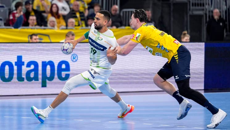 v li Philipp Ahouansou HSG, 19 , Robert Timmermeister RNL, 7 , duel, duel, tackle, tackling, dynamics, action, action, 28 03 2026, Mannheim Germany , Handball, Bundesliga, Rhein Neckar Löwen HSG Wetzlar xozx