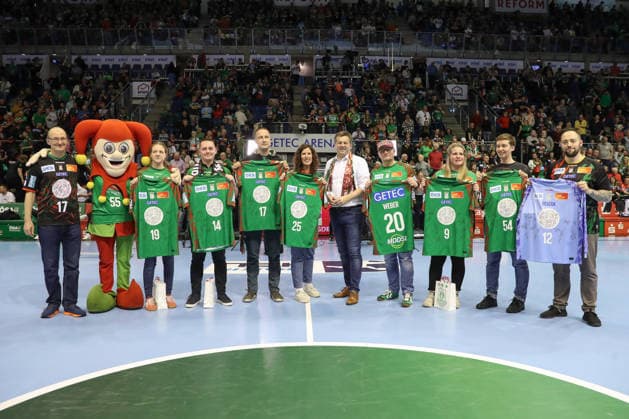 28 03 2026, xtgx, Handball, Daikin HBL, SC Magdeburg Füchse Berlin v l Minister President Sven Schulze CD hands over Magdeburg jerseys at half-time