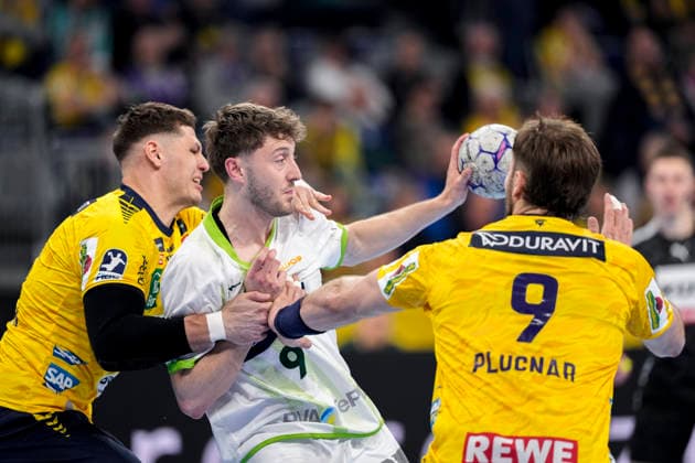 from left Sebastian Heymann RNL, 13 , Niklas Theiss Theiss, HSG, 9 , Steven Plucnar Jacobsen RNL, 9 , duel, duel, tackle, tackling, dynamics, action, action, 28 03 2026, Mannheim Germany , Handball, Bundesliga, Rhein Neckar Löwen HSG Wetzlar xozx