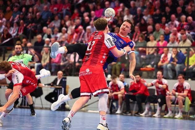 Mex Raguse HBW Balingen Weilstetten, 06 in duel with Mattis Michel TuS Ferndorf, 17 GER, TuS Ferndorf vs HBW Balingen Weilstetten, Handball, 2 Bundesliga, 25 Matchday, Season 2025 2026, 28 03 2026 GER, TuS Ferndorf vs HBW Balingen Weilstetten, Handball, 2 Bundesliga, 25 Matchday, Season 2025 2026, 28 03 2026 Kreuztal Copyright: xEibner-Pressefoto RenexWeissx EP_RWS