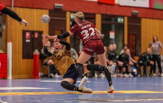 GER, Bensheim, HSG Bensheim Auerbach Flames vs Buxtehuder SV, Alsco Handball Bundesliga Frauen, Handball, DHB, Spielzeit 2025 2026, Weststadthalle Bensheim, 21 Spieltag im Bild v l Anika Hampel Buxtehuder SV Frauen 10 , Neele Orth HSG Bensheim Auerbach Flames Women 32 , duel, throw DFB DFL REGULATIONS PROHIBIT ANY USE OF PHOTOGRAPHS AS IMAGE SEQUENCES AND OR QUASI VIDEO, 28 03 2026 Copyright: HMBxMedia HendrikxHamelau