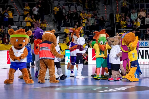 The mascots of the sports clubs from the region dance on the pitch at half-time for the Rhein Neckar Löwen family day, family match day, half-time break, dance, action, action, 28 03 2026, Mannheim Germany , Handball, Bundesliga, Rhein Neckar Löwen HSG Wetzlar xozx