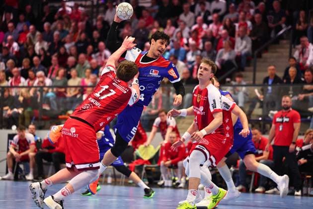 Goal throw by Yonatan Dayan HBW Balingen Weilstetten, 34 in duel with Mattis Michel TuS Ferndorf, 17 GER, TuS Ferndorf vs HBW Balingen Weilstetten, Handball, 2 Bundesliga, 25 Matchday, Season 2025 2026, 28 03 2026 GER, TuS Ferndorf vs HBW Balingen Weilstetten, Handball, 2 Bundesliga, 25 Matchday, Season 2025 2026, 28 03 2026 Kreuztal Copyright: xEibner-Pressefoto RenexWeissx EP_RWS