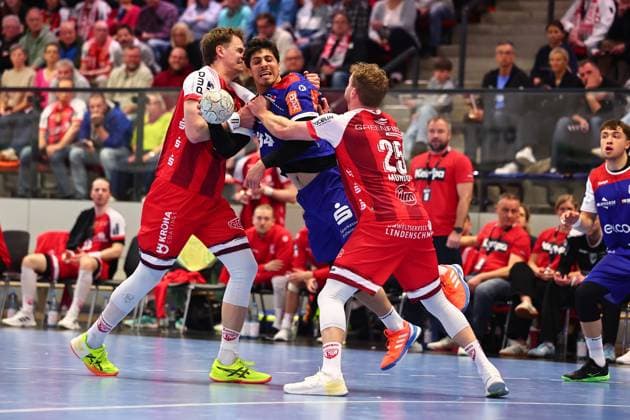 Yonatan Dayan HBW Balingen Weilstetten, 34 in duel with Philip Wuerz TuS Ferndorf, 20, left and Marvin Mundus TuS Ferndorf, 25 GER, TuS Ferndorf vs HBW Balingen Weilstetten, Handball, 2 Bundesliga, Matchday 25, Season 2025 2026, 28 03 2026 GER, TuS Ferndorf vs HBW Balingen Weilstetten, Handball, 2 Bundesliga, Matchday 25, Season 2025 2026, 28 03 2026 Kreuztal Copyright: xEibner-Pressefoto RenexWeissx EP_RWS