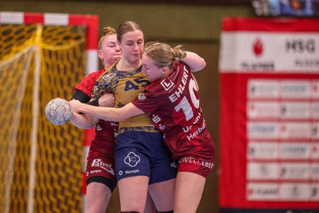 GER, Bensheim, HSG Bensheim Auerbach Flames vs Buxtehuder SV, Alsco Handball Bundesliga Frauen, Handball, DHB, Spielzeit 2025 2026, Weststadthalle Bensheim, 21 Spieltag im Bild v l Meike Schmelzer HSG Bensheim Auerbach Flames Frauen 24 , Jolina Huhnstock Buxtehuder SV Frauen 45 , Matilda Ehlert HSG Bensheim Auerbach Flames Frauen 10 , Zweikampf DFB DFL REGULATIONS PROHIBIT ANY USE OF PHOTOGRAPHS AS IMAGE SEQUENCES AND OR QUASI VIDEO, 28 03 2026 Copyright: HMBxMedia HendrikxHamelau