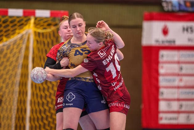 GER, Bensheim, HSG Bensheim Auerbach Flames vs Buxtehuder SV, Alsco Handball Bundesliga Frauen, Handball, DHB, Spielzeit 2025 2026, Weststadthalle Bensheim, 21 Spieltag im Bild v l Meike Schmelzer HSG Bensheim Auerbach Flames Frauen 24 , Jolina Huhnstock Buxtehuder SV Frauen 45 , Matilda Ehlert HSG Bensheim Auerbach Flames Frauen 10 , Zweikampf DFB DFL REGULATIONS PROHIBIT ANY USE OF PHOTOGRAPHS AS IMAGE SEQUENCES AND OR QUASI VIDEO, 28 03 2026 Copyright: HMBxMedia HendrikxHamelau