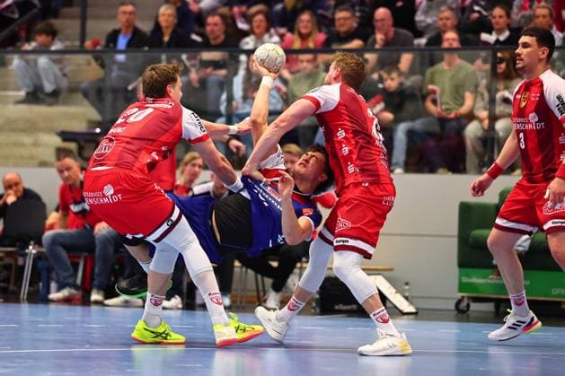 Elias Huber HBW Balingen Weilstetten, 07 in duel with Philip Wuerz TuS Ferndorf, 20, left and Marvin Mundus TuS Ferndorf, 25, right GER, TuS Ferndorf vs HBW Balingen Weilstetten, Handball, 2 Bundesliga, Matchday 25, Season 2025 2026, 28 03 2026 GER, TuS Ferndorf vs HBW Balingen Weilstetten, Handball, 2 Bundesliga, Matchday 25, Season 2025 2026, 28 03 2026 Kreuztal Copyright: xEibner-Pressefoto RenexWeissx EP_RWS