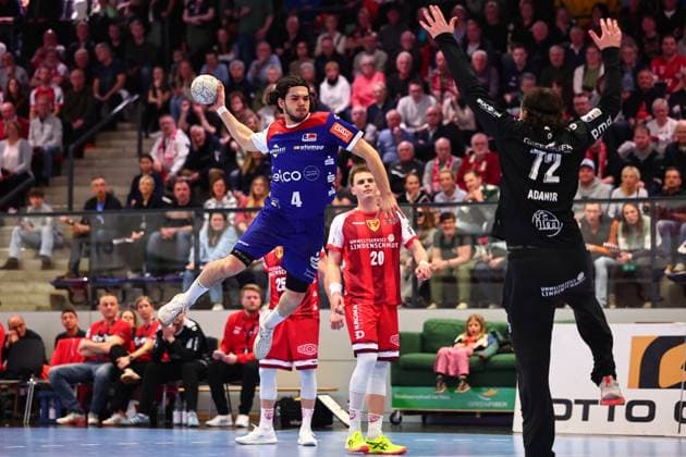 Goal throw by Tim Ruggiero Matthes HBW Balingen Weilstetten, 04 GER, TuS Ferndorf vs HBW Balingen Weilstetten, Handball, 2 Bundesliga, 25 Matchday, Season 2025 2026, 28 03 2026 GER, TuS Ferndorf vs HBW Balingen Weilstetten, Handball, 2 Bundesliga, 25 Matchday, Season 2025 2026, 28 03 2026 Kreuztal Copyright: xEibner-Pressefoto RenexWeissx EP_RWS
