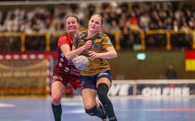 GER, Bensheim, HSG Bensheim Auerbach Flames vs Buxtehuder SV, Alsco Handball Bundesliga Frauen, Handball, DHB, Season 2025 2026, Weststadthalle Bensheim, 21 Matchday in the picture from l Amelie Berger HSG Bensheim Auerbach Flames Women 3 , Oliwia Kaminska Buxtehuder SV Women 12 , duel DFB DFL REGULATIONS PROHIBIT ANY USE OF PHOTOGRAPHS AS IMAGE SEQUENCES AND OR QUASI VIDEO, 28 03 2026 Copyright: HMBxMedia HendrikxHamelau