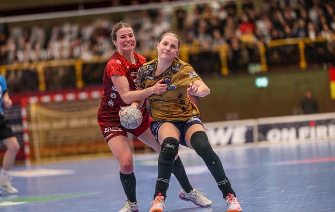 GER, Bensheim, HSG Bensheim Auerbach Flames vs Buxtehuder SV, Alsco Handball Bundesliga Frauen, Handball, DHB, Season 2025 2026, Weststadthalle Bensheim, 21 Matchday in the picture from l Amelie Berger HSG Bensheim Auerbach Flames Women 3 , Oliwia Kaminska Buxtehuder SV Women 12 , duel DFB DFL REGULATIONS PROHIBIT ANY USE OF PHOTOGRAPHS AS IMAGE SEQUENCES AND OR QUASI VIDEO, 28 03 2026 Copyright: HMBxMedia HendrikxHamelau