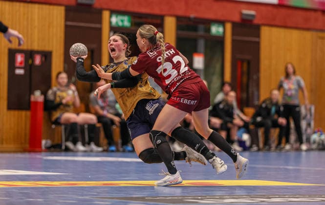 GER, Bensheim, HSG Bensheim Auerbach Flames vs Buxtehuder SV, Alsco Handball Bundesliga Frauen, Handball, DHB, Spielzeit 2025 2026, Weststadthalle Bensheim, 21 Spieltag im Bild v l Anika Hampel Buxtehuder SV Frauen 10 , Neele Orth HSG Bensheim Auerbach Flames Women 32 , duel, throw DFB DFL REGULATIONS PROHIBIT ANY USE OF PHOTOGRAPHS AS IMAGE SEQUENCES AND OR QUASI VIDEO, 28 03 2026 Copyright: HMBxMedia HendrikxHamelau