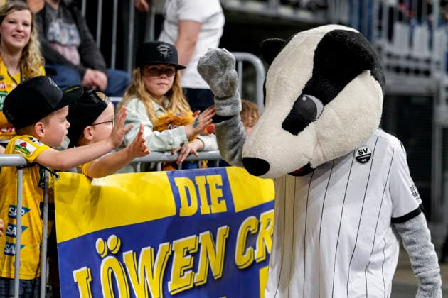 Hardi, the mascot of SV Sandhausen, presents himself to the young fans at the Rhein Neckar Löwen family day, high-fives, high-five, single picture, single photo, action, 28 03 2026, Mannheim Germany , Handball, Bundesliga, Rhein Neckar Löwen HSG Wetzlar xozx