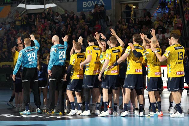 High-five from both teams shortly before the start of the match GER, Rhein Neckar Loewen vs HWG Wetzlar, Handball, 1 Bundesliga, Matchday 26, Season 2025 2026, 28 03 2026 GER, Rhein Neckar Loewen vs HWG Wetzlar, 1 Bundesliga, Matchday 26, Season 2025 2026, 28 03 2026 Mannheim Copyright: xEibner-Pressefoto JoergxHirschx EP_JHH