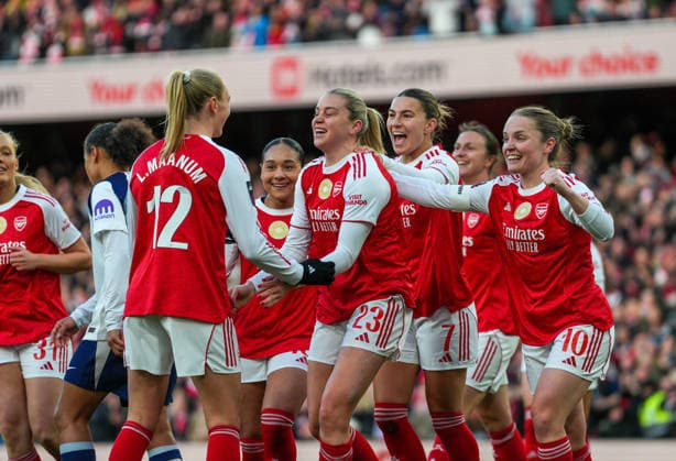 Arsenal Women v Tottenham Hotspur Women Barclays Women s Super League Alessia Russo of Arsenal Women celebrates with her team-mates after scoring her sides first goal during the Barclays Women s Super League match at the Emirates Stadium, London 28 03 2026 UK Newspapers OUT Copyright: xNickxEmmersonx FIL-23194-0016