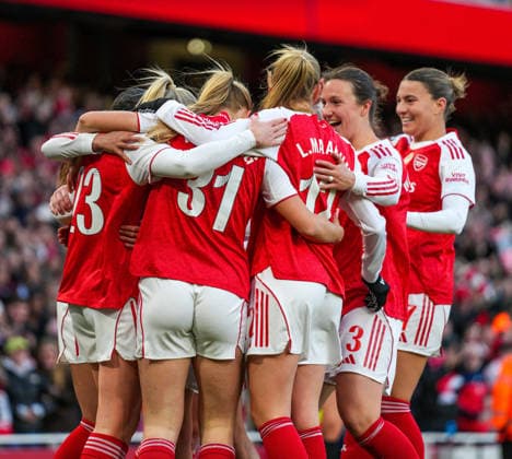 Arsenal Women v Tottenham Hotspur Women Barclays Women s Super League Alessia Russo of Arsenal Women (hidden) celebrates with her team-mates after scoring her sides second goal during the Barclays Women s Super League match at the Emirates Stadium, London 28 03 2026 UK Newspapers OUT Copyright: xNickxEmmersonx FIL-23194-0026