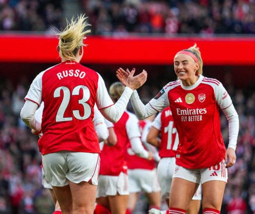 Sport Bilder des Tages Arsenal Women v Tottenham Hotspur Women Barclays Women s Super League Alessia Russo of Arsenal Women celebrates with Chloe Kelly after scoring her sides second goal during the Barclays Women s Super League match at the Emirates Stadium, London 28 03 2026 UK Newspapers OUT Copyright: xNickxEmmersonx FIL-23194-0027