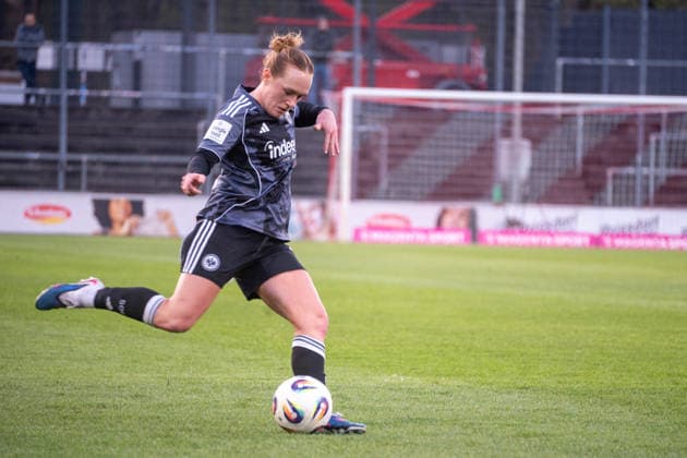 Germany Football Google Pixel Womens Bundesliga 2025 2026 1 FC Köln vs Eintracht Frankfurt 22 Matchday Franz Kremer Stadion Köln on the ball Lisanne Gräwe Eintracht Frankfurt, 8 Copyright: xOrhanxHabashx
