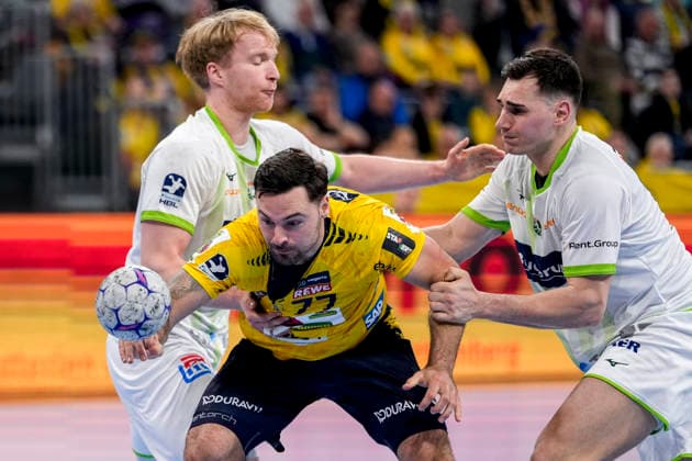 from left Georg Löwen HSG, 33 , Dani Baijens RNL, 77 , Josip Simic HSG, 10 , duel, duel scene, duel, tackle, tackling, dynamics, action, action, 28 03 2026, Mannheim Germany , Handball, Bundesliga, Rhein Neckar Löwen HSG Wetzlar xozx