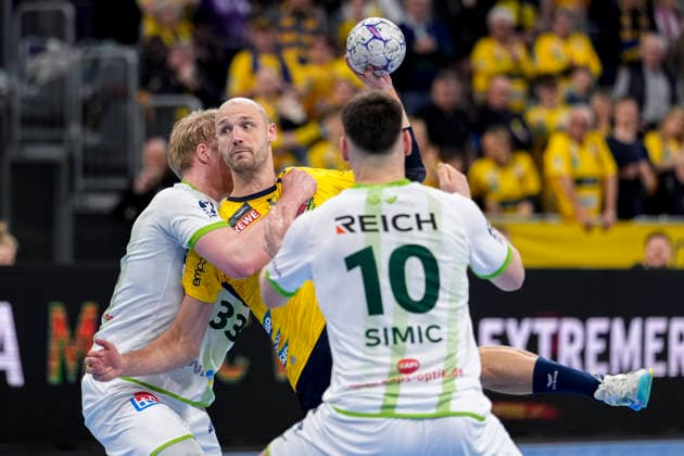 from left Georg Löwen HSG, 33 , Lukas Sandell RNL, 11 , Josip Simic HSG, 10 , duel, duel scene, duel, tackle, tackling, dynamics, action, action, 28 03 2026, Mannheim Germany , Handball, Bundesliga, Rhein Neckar Löwen HSG Wetzlar xozx