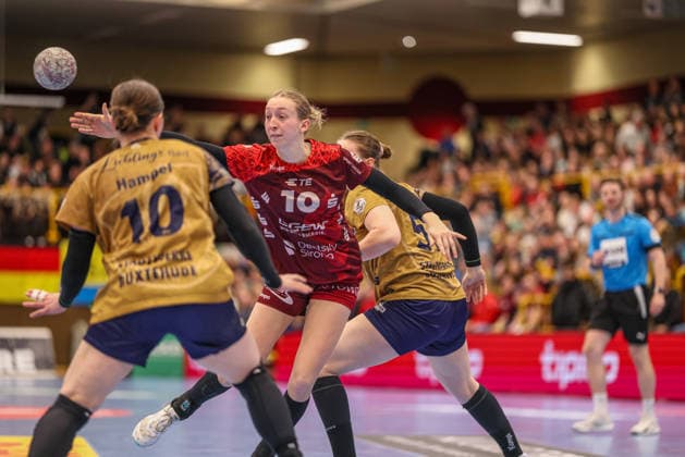 GER, Bensheim, HSG Bensheim Auerbach Flames vs Buxtehuder SV, Alsco Handball Bundesliga Frauen, Handball, DHB, Season 2025 2026, Weststadthalle Bensheim, 21 Matchday in the picture from l Anika Hampel Buxtehuder SV Women 10 , Matilda Ehlert HSG Bensheim Auerbach Flames Women 10 DFB DFL REGULATIONS PROHIBIT ANY USE OF PHOTOGRAPHS AS IMAGE SEQUENCES AND OR QUASI VIDEO, 28 03 2026 Copyright: HMBxMedia HendrikxHamelau