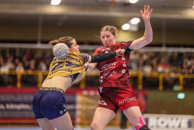 Sport Bilder des Tages GER, Bensheim, HSG Bensheim Auerbach Flames vs Buxtehuder SV, Alsco Handball Bundesliga Frauen, Handball, DHB, Spielzeit 2025 2026, Weststadthalle Bensheim, 21. Spieltag im Bild v.l.: Teresa von Prittwitz (Buxtehuder SV Frauen 28), Nina Engel (HSG Bensheim Auerbach Flames Frauen 6) DFB DFL REGULATIONS PROHIBIT ANY USE OF PHOTOGRAPHS AS IMAGE SEQUENCES AND OR QUASI-VIDEO, 28.03.2026 *** GER, Bensheim, HSG Bensheim Auerbach Flames vs Buxtehuder SV, Alsco Handball Bundesliga Frauen, Handball, DHB, Season 2025 2026, Weststadthalle Bensheim, 21 Matchday in picture f l Teresa von Prittwitz Buxtehuder SV Women 28 , Nina Engel HSG Bensheim Auerbach Flames Women 6 DFB DFL REGULATIONS PROHIBIT ANY USE OF PHOTOGRAPHS AS IMAGE SEQUENCES AND OR QUASI VIDEO, 28 03 2026 Copyright: HMBxMedia HendrikxHamelau