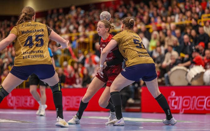 GER, Bensheim, HSG Bensheim Auerbach Flames vs Buxtehuder SV, Alsco Handball Bundesliga Frauen, Handball, DHB, Season 2025 2026, Weststadthalle Bensheim, 21 Matchday in picture f l Matilda Ehlert HSG Bensheim Auerbach Flames Women 10 , Lin Elisabeth Lück Buxtehuder SV Women 51 DFB DFL REGULATIONS PROHIBIT ANY USE OF PHOTOGRAPHS AS IMAGE SEQUENCES AND OR QUASI VIDEO, 28 03 2026 Copyright: HMBxMedia HendrikxHamelau