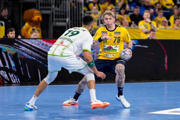 v li Philipp Ahouansou HSG, 19 , Edwin Aspenbäck RNL, 78 , duel, duel, tackle, tackling, dynamics, action, action, 28 03 2026, Mannheim Germany , Handball, Bundesliga, Rhein Neckar Löwen HSG Wetzlar xozx
