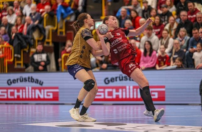 GER, Bensheim, HSG Bensheim Auerbach Flames vs Buxtehuder SV, Alsco Handball Bundesliga Frauen, Handball, DHB, Season 2025 2026, Weststadthalle Bensheim, 21 Matchday in the picture from l Isabelle Dölle Buxtehuder SV Women 11 , Lena Degenhardt HSG Bensheim Auerbach Flames Women 8 DFB DFL REGULATIONS PROHIBIT ANY USE OF PHOTOGRAPHS AS IMAGE SEQUENCES AND OR QUASI VIDEO, 28 03 2026 Copyright: HMBxMedia HendrikxHamelau