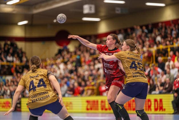 GER, Bensheim, HSG Bensheim Auerbach Flames vs Buxtehuder SV, Alsco Handball Bundesliga Frauen, Handball, DHB, Season 2025 2026, Weststadthalle Bensheim, 21 Matchday in the picture from l Lena Degenhardt HSG Bensheim Auerbach Flames Women 8 , Jolina Huhnstock Buxtehuder SV Women 45 DFB DFL REGULATIONS PROHIBIT ANY USE OF PHOTOGRAPHS AS IMAGE SEQUENCES AND OR QUASI VIDEO, 28 03 2026 Copyright: HMBxMedia HendrikxHamelau