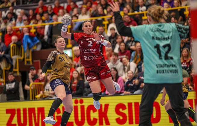 GER, Bensheim, HSG Bensheim Auerbach Flames vs Buxtehuder SV, Alsco Handball Bundesliga Frauen, Handball, DHB, Season 2025 2026, Weststadthalle Bensheim, 21 Matchday picture from l Mareike Thomaier HSG Bensheim Auerbach Flames Women 2 , Oliwia Kaminska Buxtehuder SV Women 12 DFB DFL REGULATIONS PROHIBIT ANY USE OF PHOTOGRAPHS AS IMAGE SEQUENCES AND OR QUASI VIDEO, 28 03 2026 Copyright: HMBxMedia HendrikxHamelau