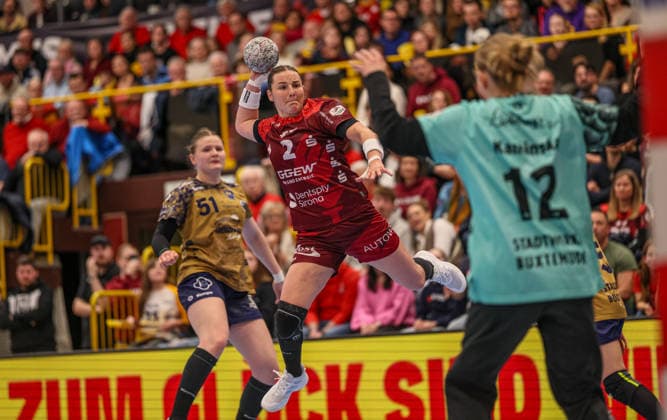 GER, Bensheim, HSG Bensheim Auerbach Flames vs Buxtehuder SV, Alsco Handball Bundesliga Frauen, Handball, DHB, Season 2025 2026, Weststadthalle Bensheim, 21 Matchday picture from l Mareike Thomaier HSG Bensheim Auerbach Flames Women 2 , Oliwia Kaminska Buxtehuder SV Women 12 DFB DFL REGULATIONS PROHIBIT ANY USE OF PHOTOGRAPHS AS IMAGE SEQUENCES AND OR QUASI VIDEO, 28 03 2026 Copyright: HMBxMedia HendrikxHamelau