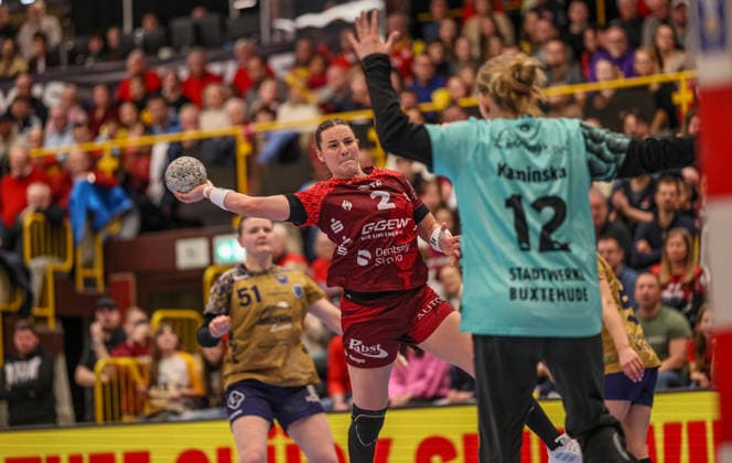 GER, Bensheim, HSG Bensheim Auerbach Flames vs Buxtehuder SV, Alsco Handball Bundesliga Frauen, Handball, DHB, Season 2025 2026, Weststadthalle Bensheim, 21 Matchday picture from l Mareike Thomaier HSG Bensheim Auerbach Flames Women 2 , Oliwia Kaminska Buxtehuder SV Women 12 DFB DFL REGULATIONS PROHIBIT ANY USE OF PHOTOGRAPHS AS IMAGE SEQUENCES AND OR QUASI VIDEO, 28 03 2026 Copyright: HMBxMedia HendrikxHamelau