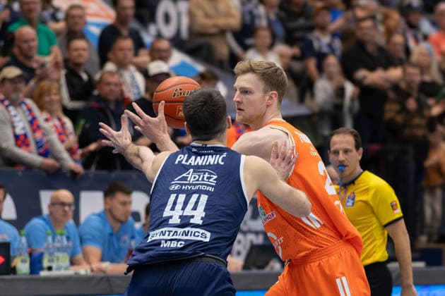 Jure Planinic MBC, 44 , Lars Thiemann Vechta, 21 , Syntainics MBC vs Rasta Vechta, Basketball, 1 Bundesliga, Men, Matchday 26, Season 2025 26, 28 03 2026 Weißenfels Stadthalle Sachsen Anhalt Germany
