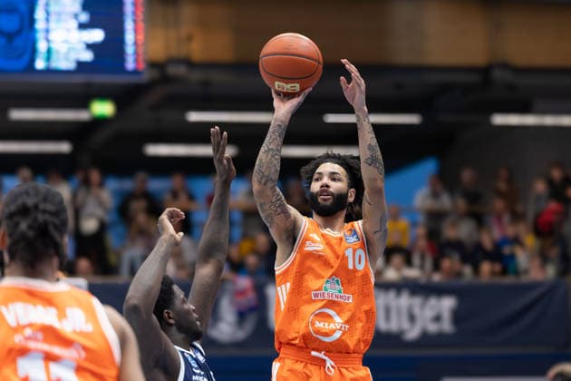 Marcus Foster MBC, 5 , Tevin Brown Vechta, 10 , Syntainics MBC vs Rasta Vechta, Basketball, 1 Bundesliga, Men, Matchday 26, Season 2025 26, 28 03 2026 Weißenfels Stadthalle Sachsen Anhalt Germany