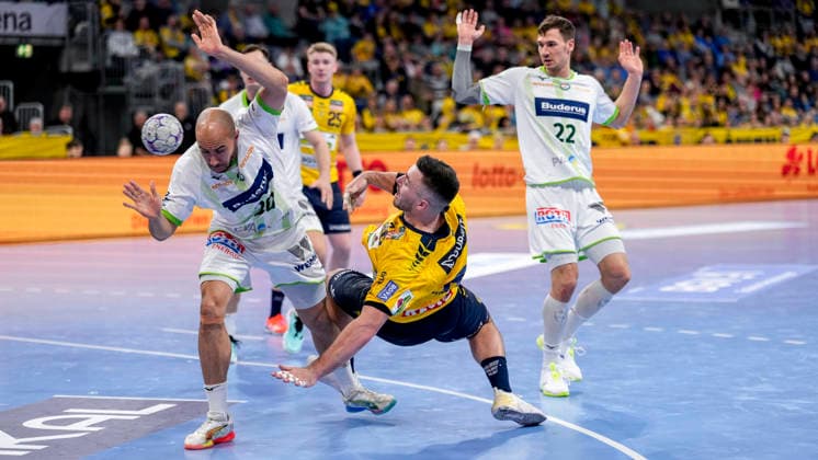 from left David Cyrill Akakpo HSG, 20 , Jannik Kohlbacher RNL, 80 , duel, duel, tackle, tackling, dynamics, action, 28 03 2026, Mannheim Germany , Handball, Bundesliga, Rhein Neckar Löwen HSG Wetzlar xozx