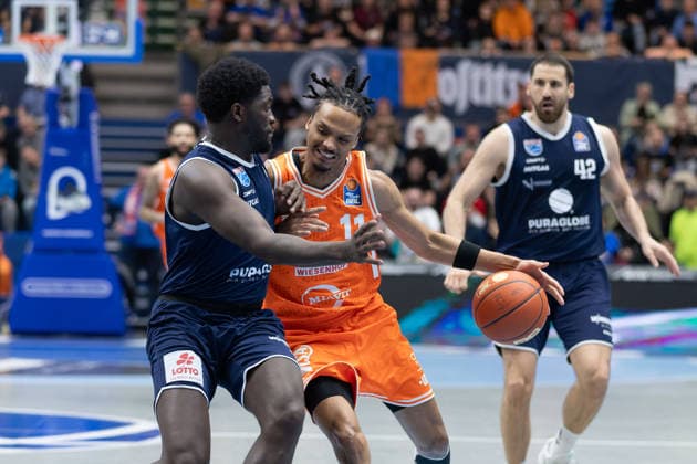Khyri Thomas MBC, 0 , Alonzo Verge Jr Vechta, 11 , Nemanja Djurisic MBC, 42 , Syntainics MBC vs Rasta Vechta, Basketball, 1 Bundesliga, Men, Matchday 26, Season 2025 26, 28 03 2026 Weißenfels Stadthalle Sachsen Anhalt Germany