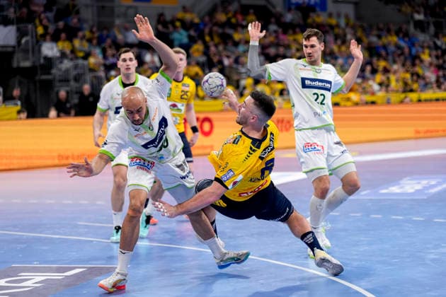 from left David Cyrill Akakpo HSG, 20 , Jannik Kohlbacher RNL, 80 , duel, duel, tackle, tackling, dynamics, action, action, 28 03 2026, Mannheim Germany , Handball, Bundesliga, Rhein Neckar Löwen HSG Wetzlar xozx