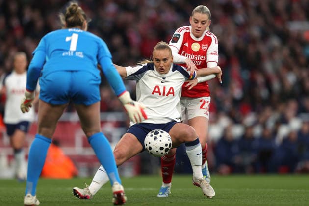 Frauen-Superliga Arsenal gegen Tottenham 28. März 2026 London Frauen-Superliga Fußball Arsenal gegen Tottenham Hotspur Molly Elizabeth Ann Bartrip von Tottenham Hotspur wartet gespannt darauf, dass ihre Torhüterin den Ball aufnimmt, während Alessia Russo von Arsenal sie unter Druck setzt Foto von Mark Leech London UK  Copyright: xMarkxLeechxOffside