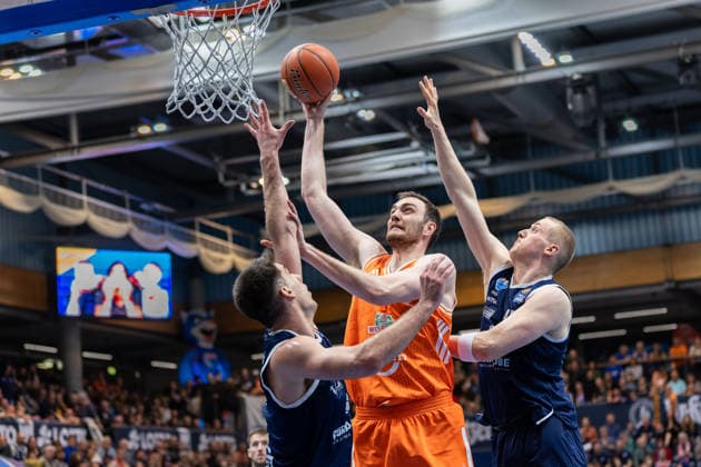 Jure Planinic MBC, 44 , Philipp Herkenhoff Vechta, 14 , Collin Welp MBC, 40 , Syntainics MBC vs Rasta Vechta, Basketball, 1 Bundesliga, Men, Matchday 26, Season 2025 26, 28 03 2026 Weißenfels Stadthalle Sachsen Anhalt Germany