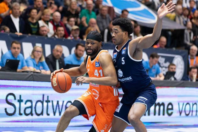 Lloyd Pandi Vechta, 41 , Marcus Foster MBC, 5 , Syntainics MBC vs Rasta Vechta, Basketball, 1 Bundesliga, Men, Matchday 26, Season 2025 26, 28 03 2026 Weißenfels Stadthalle Sachsen Anhalt Germany