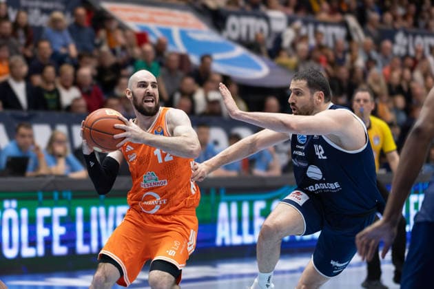 Tommy Kuhse Vechta, 12 , Nemanja Djurisic MBC, 42 , Syntainics MBC vs Rasta Vechta, Basketball, 1 Bundesliga, Men, Matchday 26, Season 2025 26, 28 03 2026 Weißenfels Stadthalle Sachsen Anhalt Germany