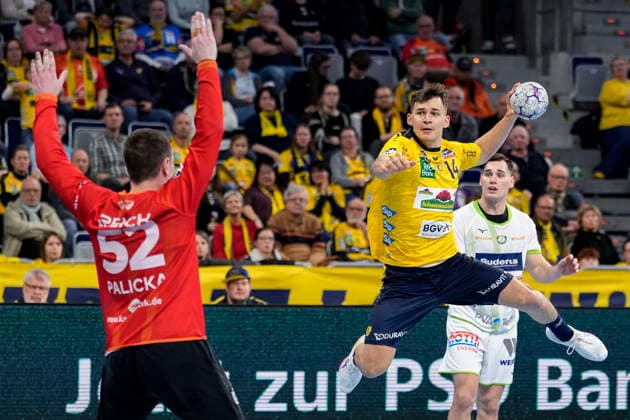 from left Andreas Palicka goalkeeper, HSG, 52 , Gino Steenaerts RNL, 14 , during jump shot, throw, goal shot, action, action, game scene, 28 03 2026, Mannheim Germany , Handball, Bundesliga, Rhein Neckar Löwen HSG Wetzlar xozx