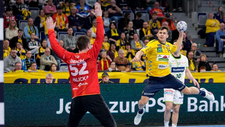 from left Andreas Palicka goalkeeper, HSG, 52 , Gino Steenaerts RNL, 14 , during jump shot, throw, goal shot, action, action, game scene, 28 03 2026, Mannheim Germany , Handball, Bundesliga, Rhein Neckar Löwen HSG Wetzlar xozx