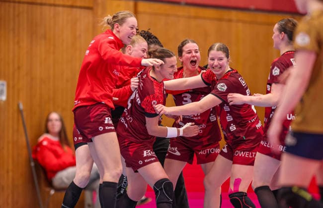 GER, Bensheim, HSG Bensheim Auerbach Flames vs Buxtehuder SV, Alsco Handball Bundesliga Frauen, Handball, DHB, Spielzeit 2025 2026, Weststadthalle Bensheim, 21 Spieltag im Bild Bensheim Flames, joy and emotions after the victory, jubilation, 3rd place secured, Nina Engel HSG Bensheim Auerbach Flames Frauen 6 , Amelie Berger HSG Bensheim Auerbach Flames Women 3 , Mareike Thomaier HSG Bensheim Auerbach Flames Women 2 , Meike Schmelzer HSG Bensheim Auerbach Flames Women 24 DFB DFL REGULATIONS PROHIBIT ANY USE OF PHOTOGRAPHS AS IMAGE SEQUENCES AND OR QUASI VIDEO, 28 03 2026 Copyright: HMBxMedia HendrikxHamelau