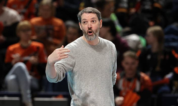Coach Liam Sketcher gives instructions Upper body action Sport Volleyball Bundesliga Playoff quarter-finals mens season 2025 2026 28 03 2026 BR Volleys Berlin BRV vs Netzhoppers KW Königswusterhausen
