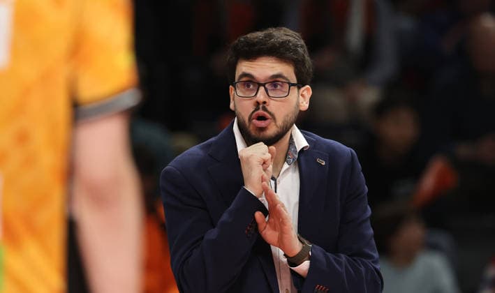 Coach Alexandre Leal gives instructions Upper body action Sport Volleyball Bundesliga Playoff quarter-finals mens season 2025 2026 28 03 2026 BR Volleys Berlin BRV vs Netzhoppers KW Königswusterhausen